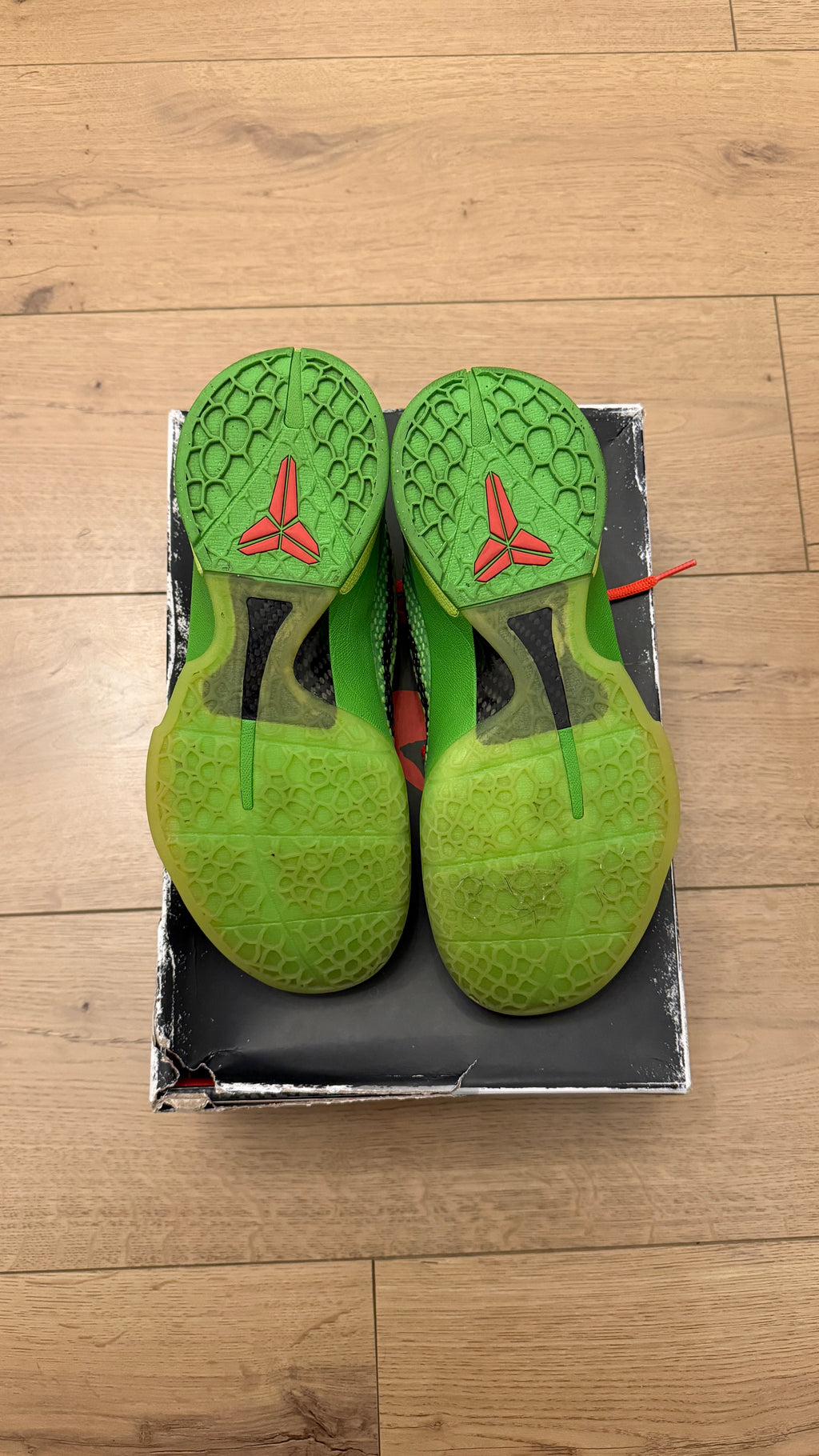 Kobe 6 “Grinch” (2020) | PREOWNED REP BOX