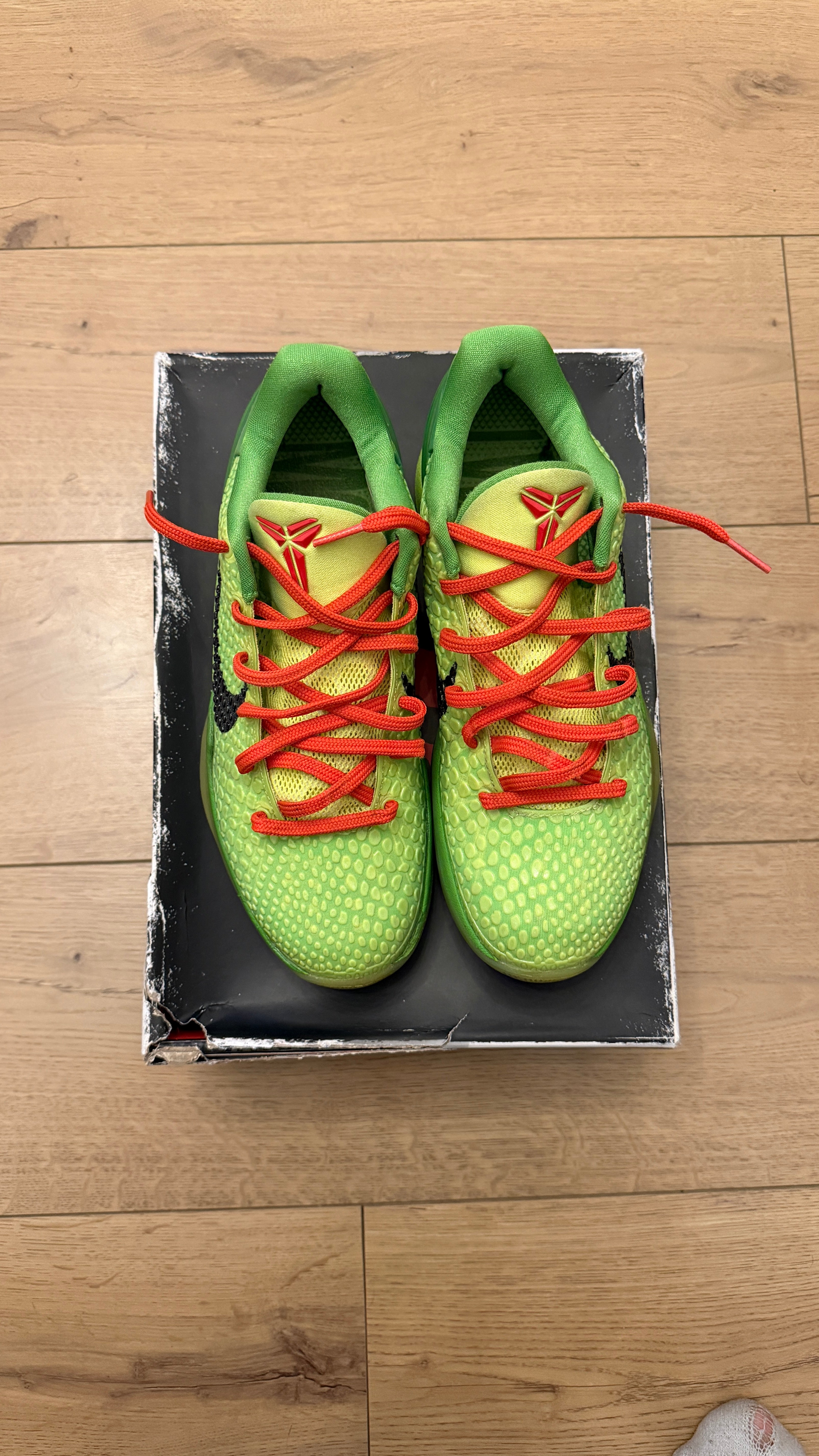 Kobe 6 “Grinch” (2020) | PREOWNED REP BOX